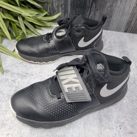 Nike | Team Hustle Youth Basketball Shoes Black with Strap Across Laces - Picture 3 of 8